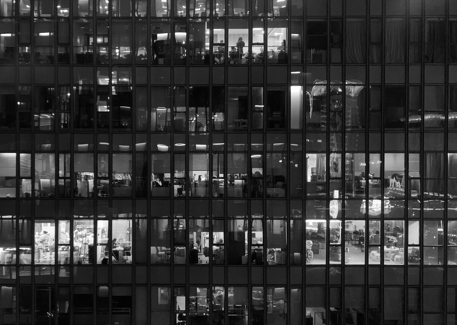 Business-Team in Zusammenarbeit mit Skyline im Hintergrund